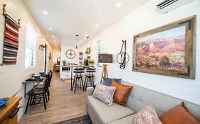 La Casita-Shipping Container House Near Magnolia/Baylor